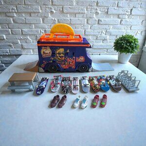 Hot Wheels Skate Taco Truck Play Case Portable Fingerboard Skatepark Playset